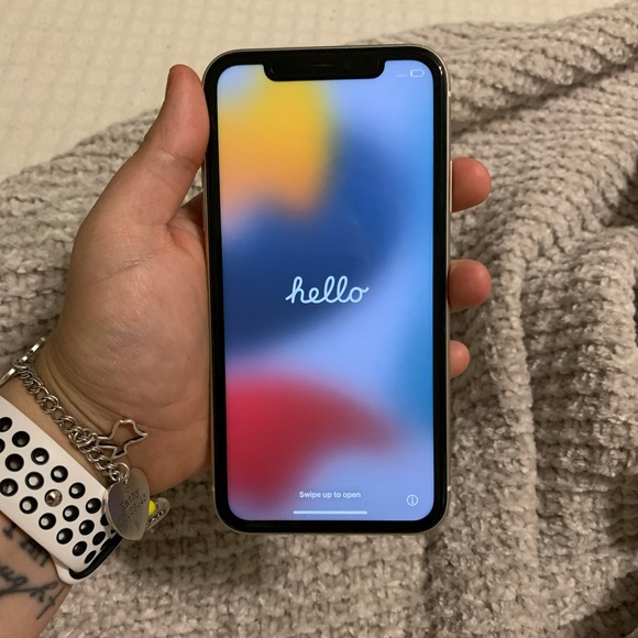 iphone 11 white. - Picture 2 of 2